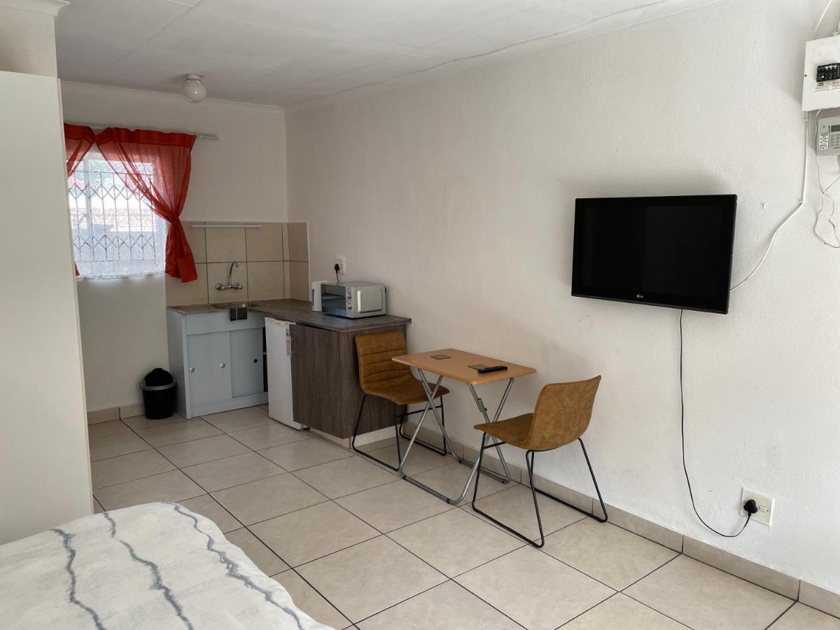 La Fiance Village Polokwane Bagian luar foto