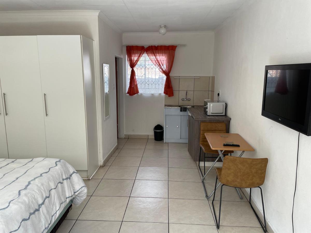 La Fiance Village Polokwane Bagian luar foto