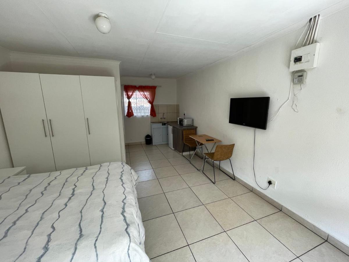 La Fiance Village Polokwane Bagian luar foto